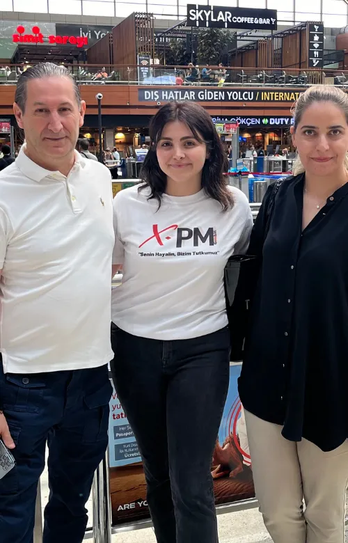 Aleyna Bektaş, İstanbul Havalimanı’nda X-PM tişörtüyle