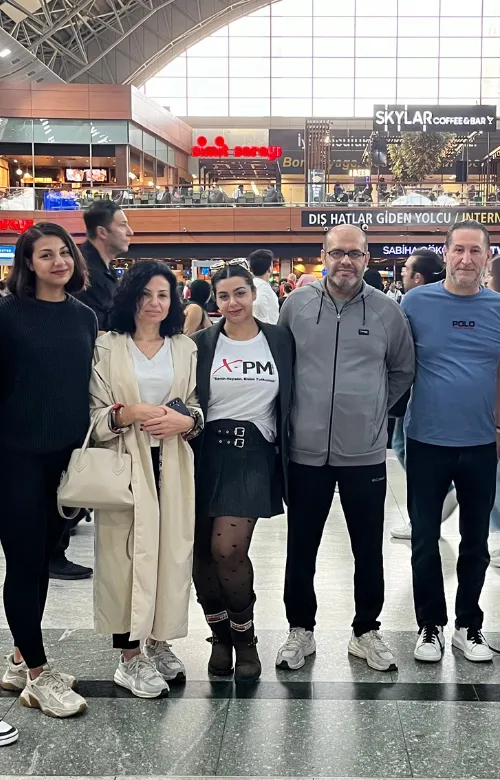 Almina Çelik, İstanbul Havalimanı’nda X-PM tişörtüyle
