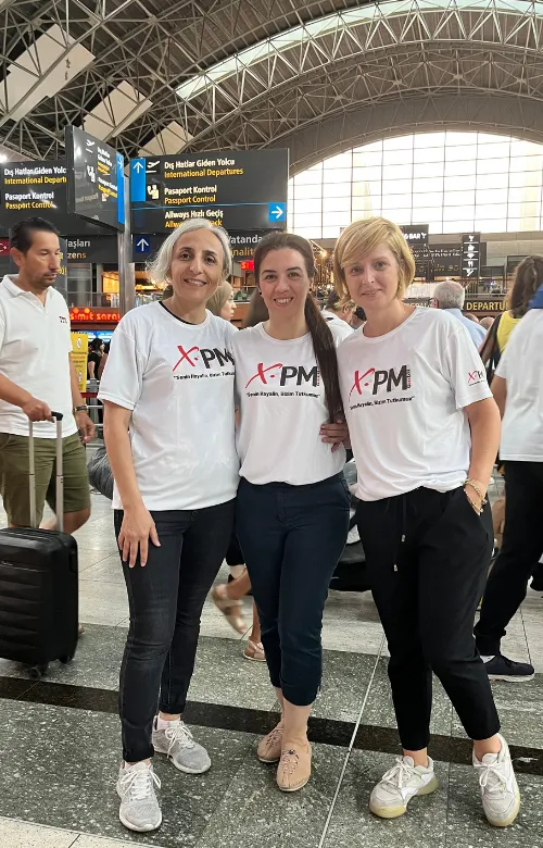 Aysel Demirhan · Melek Akyüz, İstanbul Havalimanı’nda X-PM tişörtüyle