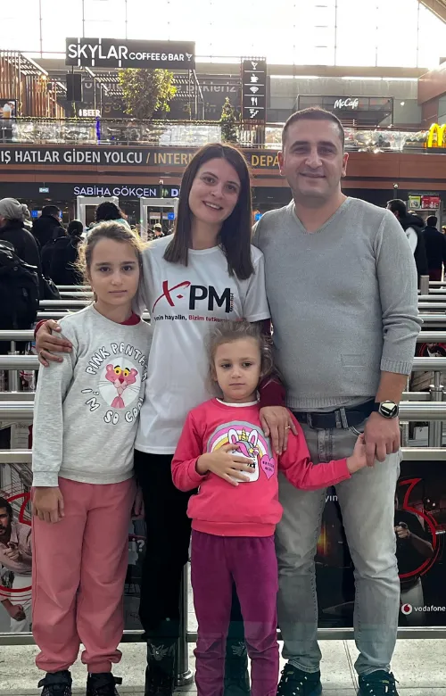 Emine Yüksel ve Ailesi, İstanbul Havalimanı’nda X-PM tişörtüyle