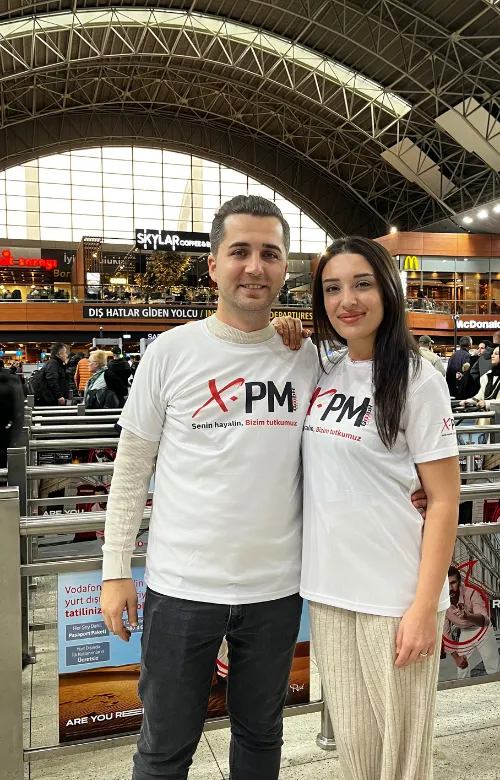 İrem Oran ve Ufuk Oran, İstanbul Havalimanı’nda X-PM tişörtüyle